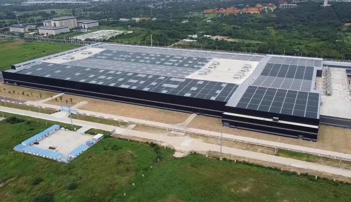 让我们追随新华社，去看看玻璃会发电的奥秘吧！