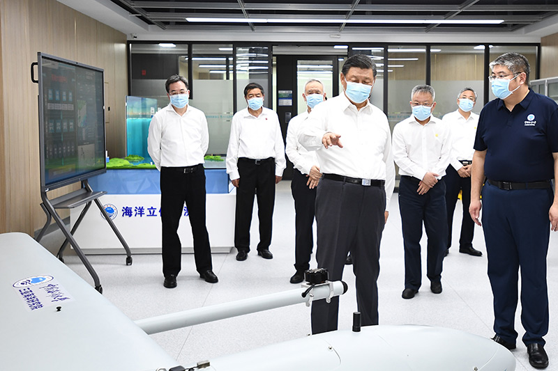 4月10日至13日，中共中央总书记、国度主席、中央军委主席习近平在海南调查。这是10日下午，习近平在中国海洋大学三亚海洋钻研院调查。新华社记者 燕雁 摄